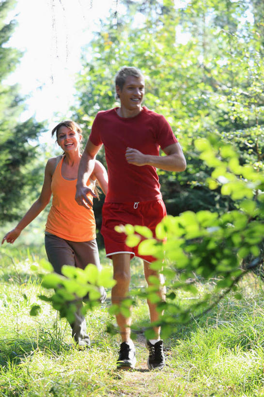 西方人,两个人,家庭,夫妻,跑,竖图,室外,白天,正面,爱情,锻炼,运动,森林,树林,植物,道路,路,公路,欧洲,欧洲人,服装,交通,浪漫,注视,树,树木,衣服,绿色,自然,观察,看,温暖,温馨,一家人,恩爱,恋人,服饰,生长,成长,观看,和睦,察看,衣着,穿着,关注,衣饰,体育,男人,男性,女人,女性,中年男性,中年女性,白种人,情侣,马路,跑步,彩图,全身,健身,伴侣,融洽