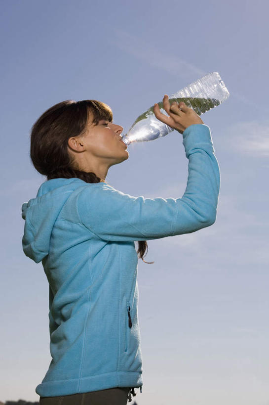 西方人,一个人,站,闭眼,竖图,室外,白天,仰视,锻炼,运动,水,欧洲,欧洲人,仅一个女性,仅一个人,喝水,服装,液体,拿,拿着,饮用水,衣服,蓝色,蓝天,天空,瓶子,塑料制品,矿泉水,天,站着,仅一个中年女性,塑料瓶,服饰,晴朗,一瓶,衣着,穿着,蒸馏水,万里无云,衣饰,体育,女人,女性,中年女性,白种人,晴空,晴空万里,闭眼睛,闭着眼,闭着眼睛,站立,半身,彩图,低角度拍摄,健身