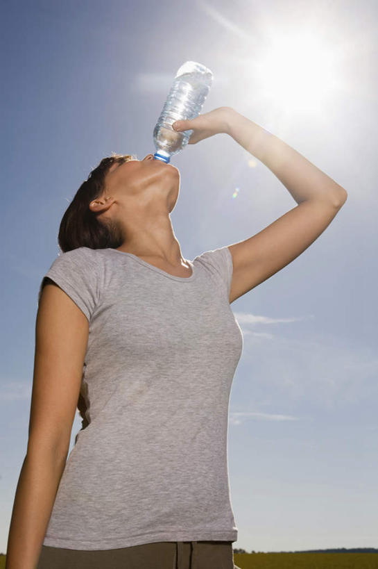 西方人,一个人,站,竖图,室外,白天,仰视,锻炼,运动,水,欧洲,欧洲人,仅一个女性,仅一个人,喝水,服装,液体,拿,拿着,注视,饮用水,衣服,蓝色,蓝天,天空,瓶子,塑料制品,矿泉水,天,观察,看,站着,仅一个中年女性,塑料瓶,服饰,晴朗,观看,察看,一瓶,衣着,穿着,关注,蒸馏水,万里无云,衣饰,体育,女人,女性,中年女性,白种人,晴空,晴空万里,抬头,仰头,站立,半身,彩图,低角度拍摄,健身