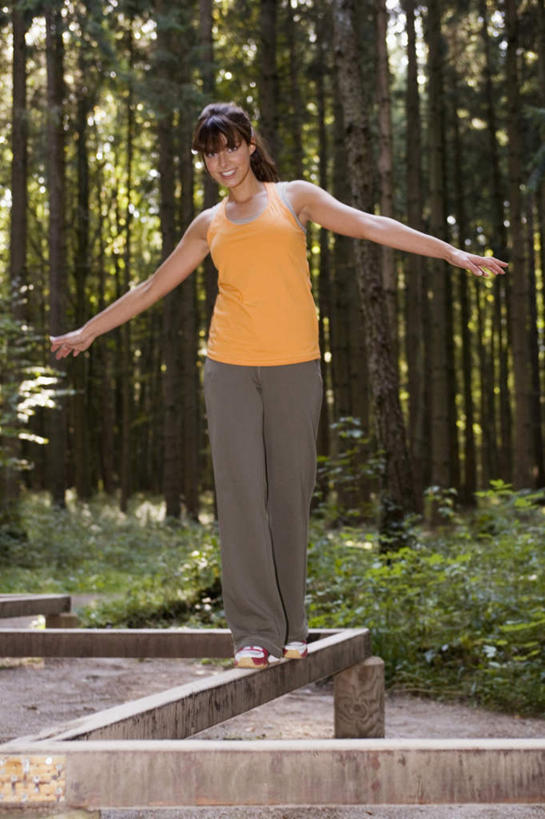 西方人,一个人,站,伸展双臂,竖图,室外,白天,正面,锻炼,运动,平衡木,草地,草坪,森林,树林,植物,欧洲,欧洲人,仅一个女性,仅一个人,服装,注视,草,树,树木,衣服,绿色,自然,观察,看,站着,仅一个中年女性,服饰,生长,成长,观看,察看,衣着,穿着,关注,衣饰,体育,女人,女性,中年女性,白种人,敞开双臂,伸开双臂,展开双肩,站立,张开手臂,张开双臂,彩图,全身,健身