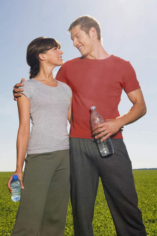 西方人,两个人,家庭,夫妻,站,抱,竖图,室外,白天,正面,爱情,锻炼,运动,草地,草坪,水,植物,欧洲,欧洲人,服装,液体,浪漫,拿,拿着,注视,饮用水,草,衣服,蓝色,绿色,蓝天,天空,瓶子,塑料制品,矿泉水,天,观察,看,站着,温暖,温馨,一家人,塑料瓶,恩爱,恋人,服饰,晴朗,抱着,观看,和睦,察看,一瓶,搂着,衣着,穿着,关注,蒸馏水,万里无云,衣饰,体育,男人,男性,女人,女性,中年男性,中年女性,白种人,情侣,晴空,晴空万里,怀抱,搂,搂抱,相抱,拥抱,站立,半身,彩图,健身,伴侣,融洽