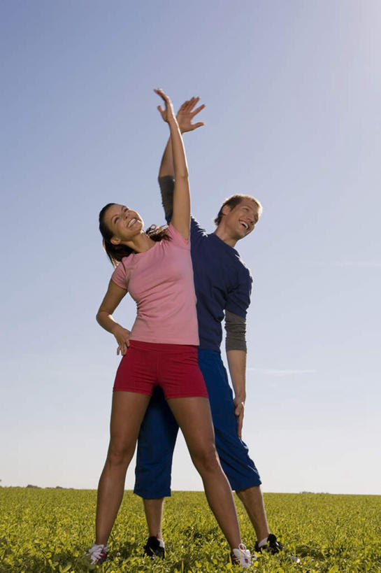 西方人,两个人,家庭,夫妻,站,竖图,室外,白天,正面,爱情,锻炼,运动,草地,草坪,植物,欧洲,欧洲人,伸展,服装,浪漫,注视,手叉腰,草,衣服,蓝色,绿色,蓝天,天空,天,叉腰,观察,看,站着,温暖,温馨,一家人,恩爱,恋人,服饰,晴朗,观看,和睦,察看,双手叉腰,衣着,穿着,关注,热身,万里无云,衣饰,体育,男人,男性,女人,女性,中年男性,中年女性,白种人,情侣,晴空,晴空万里,站立,张开手臂,彩图,全身,健身,伴侣,融洽