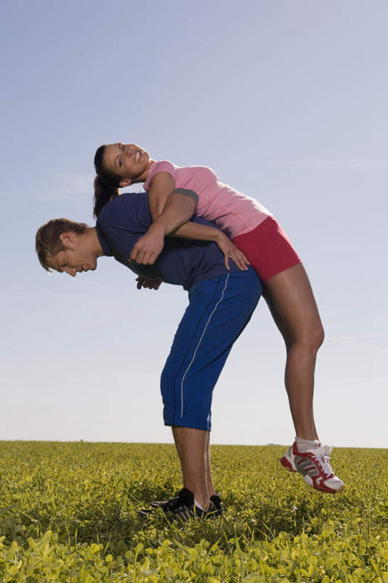 西方人,两个人,家庭,夫妻,站,抱,竖图,室外,白天,侧面,爱情,锻炼,运动,草地,草坪,植物,欧洲,欧洲人,服装,浪漫,注视,草,衣服,蓝色,绿色,蓝天,天空,天,观察,看,站着,背靠背,温暖,温馨,一家人,恩爱,恋人,服饰,晴朗,抱着,观看,和睦,察看,搂着,衣着,穿着,关注,万里无云,衣饰,体育,男人,男性,女人,女性,中年男性,中年女性,白种人,情侣,晴空,晴空万里,搂,搂抱,站立,彩图,全身,健身,伴侣,融洽