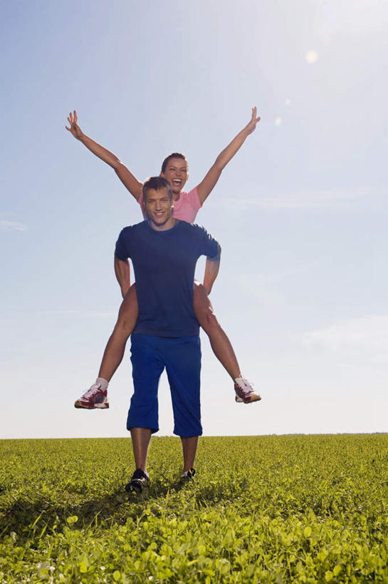 西方人,两个人,家庭,夫妻,站,伸展双臂,抱,竖图,室外,白天,正面,爱情,锻炼,运动,草地,草坪,植物,欧洲,欧洲人,阴影,服装,影子,浪漫,注视,草,衣服,蓝色,绿色,蓝天,天空,天,观察,看,站着,温暖,温馨,一家人,恩爱,恋人,服饰,晴朗,抱着,观看,和睦,察看,搂着,衣着,穿着,关注,万里无云,衣饰,体育,男人,男性,女人,女性,中年男性,中年女性,白种人,情侣,晴空,晴空万里,敞开双臂,搂,搂抱,伸开双臂,展开双肩,站立,张开手臂,张开双臂,彩图,全身,健身,伴侣,融洽