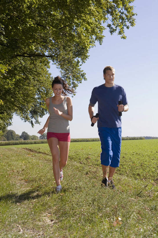 西方人,两个人,家庭,夫妻,跑,竖图,室外,白天,正面,爱情,锻炼,运动,草地,草坪,树林,植物,欧洲,欧洲人,阴影,服装,影子,浪漫,草,树,树木,衣服,蓝色,绿色,蓝天,天空,自然,天,温暖,温馨,一家人,恩爱,恋人,服饰,生长,晴朗,成长,和睦,衣着,穿着,万里无云,衣饰,体育,男人,男性,女人,女性,中年男性,中年女性,白种人,情侣,晴空,晴空万里,跑步,彩图,全身,健身,伴侣,融洽