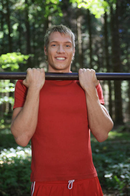 西方人,一个人,站,引体向上,竖图,室外,白天,正面,锻炼,运动,草地,草坪,树林,植物,欧洲,欧洲人,仅一个男性,仅一个人,仅一个中年男性,服装,注视,草,树,树木,衣服,红色,绿色,自然,观察,看,站着,服饰,生长,成长,观看,察看,衣着,穿着,关注,衣饰,体育,男人,男性,中年男性,白种人,引体上升,站立,半身,彩图,健身