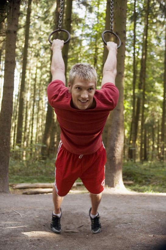 西方人,一个人,站,伸展双臂,竖图,室外,白天,正面,锻炼,运动,吊环,草地,草坪,森林,树林,植物,欧洲,欧洲人,仅一个男性,仅一个人,仅一个中年男性,握,服装,注视,草,树,树木,衣服,红色,绿色,自然,观察,看,站着,握着,服饰,生长,成长,观看,察看,衣着,穿着,关注,衣饰,体育,男人,男性,中年男性,白种人,敞开双臂,伸开双臂,展开双肩,站立,张开手臂,张开双臂,彩图,全身,健身