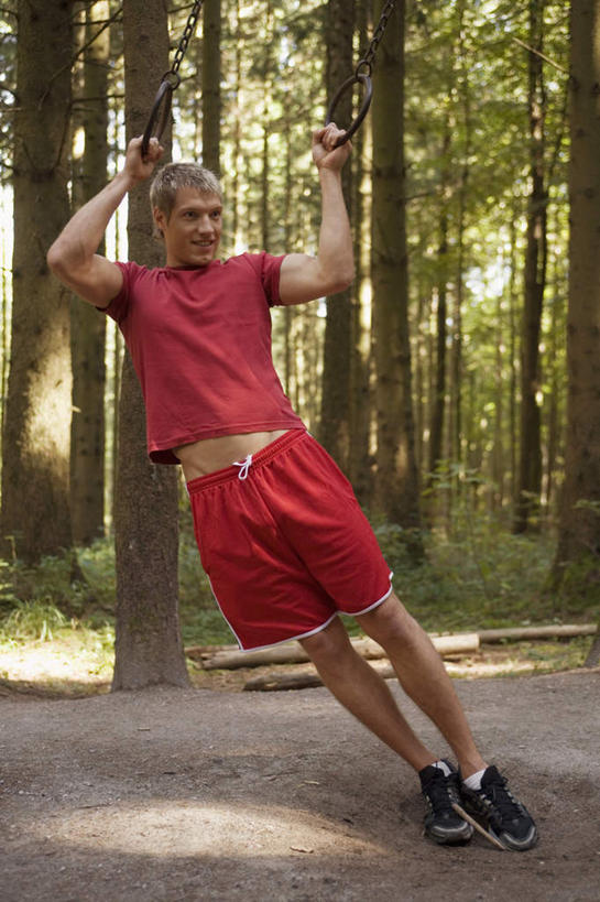 西方人,一个人,站,伸展双臂,竖图,室外,白天,正面,锻炼,运动,吊环,草地,草坪,森林,树林,植物,欧洲,欧洲人,仅一个男性,仅一个人,仅一个中年男性,握,服装,倾斜,注视,草,树,树木,衣服,红色,绿色,自然,观察,看,站着,握着,服饰,生长,成长,观看,察看,衣着,穿着,关注,衣饰,体育,男人,男性,中年男性,白种人,敞开双臂,伸开双臂,展开双肩,站立,张开手臂,张开双臂,彩图,全身,健身