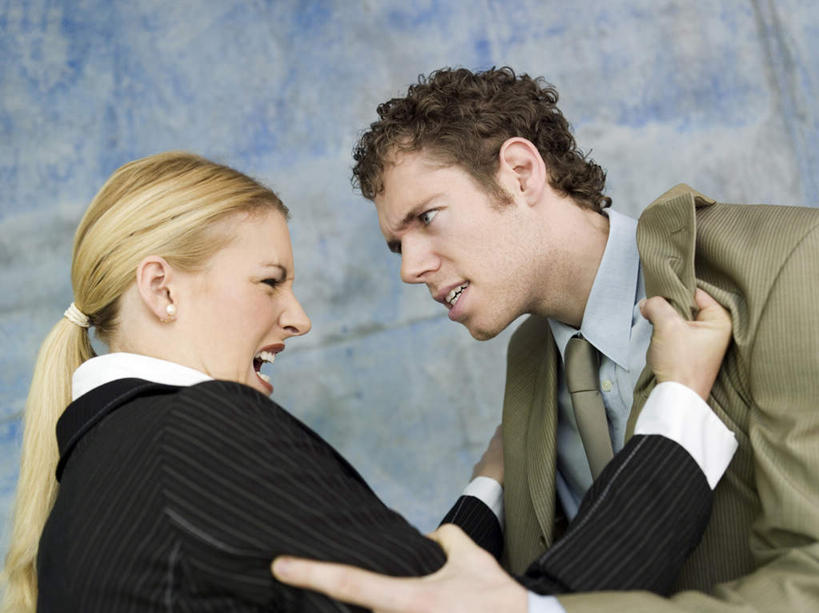 西方人,两个人,同事,商务人士,商务男性,商务女性,办公室,站,拉,说,横图,室内,白天,仰视,衬衫,成功,合作,团队,集体,信心,欧洲,欧洲人,套装,墙,注视,队伍,墙壁,墙面,观察,看,站着,面对面,观看,察看,领导,成就,关注,商务装,合伙,领袖,工薪阶层,交流,男人,男性,女人,女性,中年男性,中年女性,白种人,白领,上班族,沟通,讲话,交谈,说话,谈话,站立,半身,彩图,低角度拍摄,衬衣