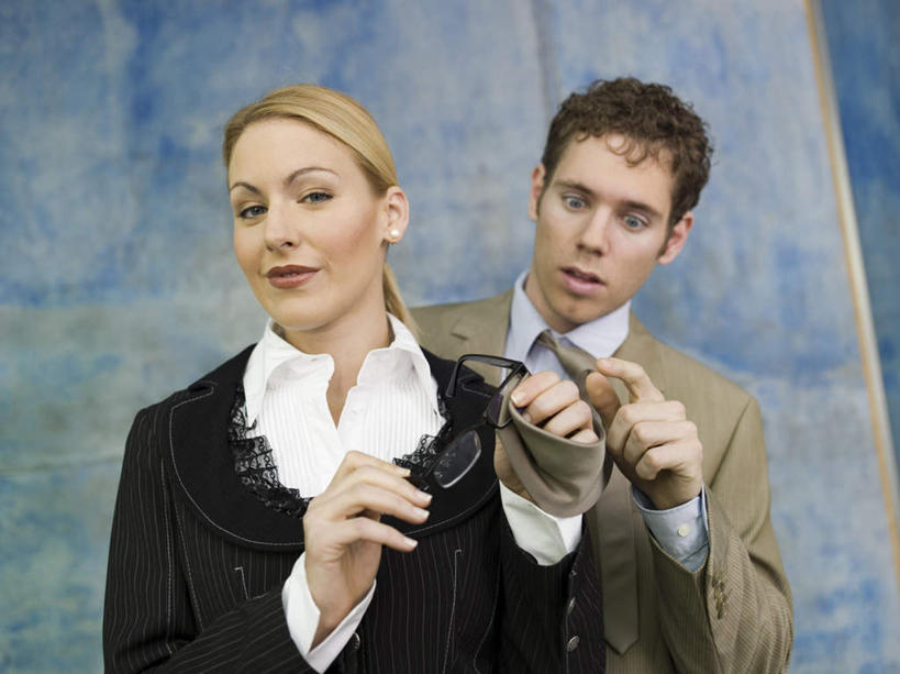 西方人,两个人,同事,商务人士,商务男性,商务女性,办公室,站,横图,室内,白天,仰视,衬衫,成功,合作,团队,集体,信心,欧洲,欧洲人,套装,眼镜,墙,拿,拿着,注视,队伍,墙壁,墙面,观察,看,站着,观看,察看,领导,成就,关注,商务装,合伙,领袖,近视眼镜,工薪阶层,男人,男性,女人,女性,中年男性,中年女性,白种人,白领,上班族,站立,半身,彩图,低角度拍摄,衬衣