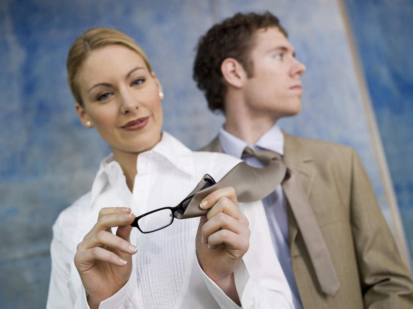 西方人,两个人,同事,商务人士,商务男性,商务女性,办公室,站,横图,室内,白天,仰视,衬衫,成功,合作,团队,集体,信心,欧洲,欧洲人,套装,眼镜,墙,拿,拿着,注视,队伍,墙壁,墙面,观察,看,站着,观看,察看,领导,成就,关注,商务装,合伙,领袖,近视眼镜,工薪阶层,男人,男性,女人,女性,中年男性,中年女性,白种人,白领,上班族,站立,半身,彩图,低角度拍摄,衬衣