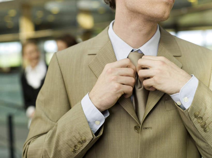 西方人,手,三个人,同事,商务人士,商务男性,商务女性,办公室,栏杆,站,横图,室内,特写,白天,正面,衬衫,成功,合作,团队,集体,信心,欧洲,欧洲人,双手,套装,朦胧,模糊,围栏,走道,走廊,过道,领带,拿,拿着,注视,衣领,队伍,护栏,观察,看,站着,手部,观看,察看,领导,成就,关注,商务装,合伙,领袖,工薪阶层,男人,男性,女人,女性,中年男性,中年女性,白种人,白领,上班族,站立,半身,彩图,衬衣