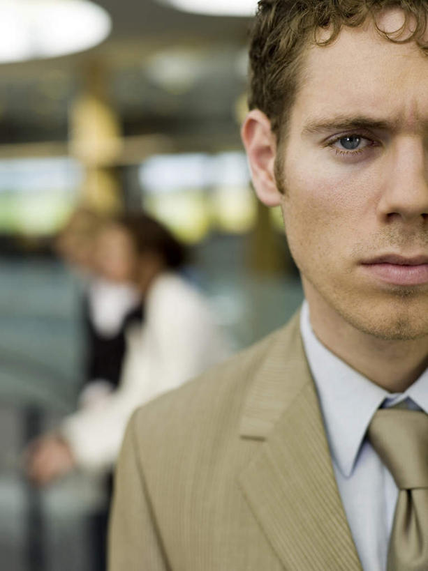 西方人,脸,头,脸颊,三个人,同事,商务人士,商务男性,商务女性,站,竖图,室内,特写,白天,正面,衬衫,成功,合作,团队,集体,信心,欧洲,欧洲人,套装,朦胧,模糊,注视,队伍,肩膀,观察,看,站着,观看,察看,领导,成就,关注,商务装,合伙,领袖,工薪阶层,男人,男性,女人,女性,中年男性,中年女性,白种人,头部,脸部,脸蛋,面部,白领,上班族,站立,半身,彩图,衬衣