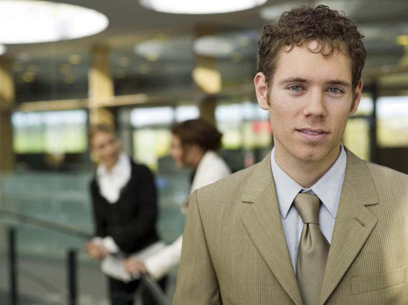 西方人,三个人,同事,商务人士,商务男性,商务女性,栏杆,站,笑,微笑,横图,室内,白天,正面,衬衫,成功,合作,团队,集体,信心,欧洲,欧洲人,套装,朦胧,模糊,围栏,注视,队伍,护栏,观察,看,站着,观看,察看,领导,成就,关注,商务装,合伙,领袖,工薪阶层,男人,男性,女人,女性,中年男性,中年女性,白种人,白领,上班族,站立,半身,彩图,衬衣