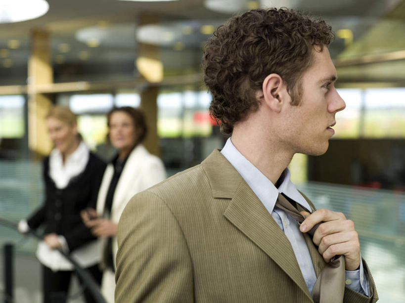 西方人,三个人,同事,商务人士,商务男性,商务女性,栏杆,站,横图,室内,白天,正面,衬衫,成功,合作,团队,集体,信心,欧洲,欧洲人,套装,朦胧,模糊,围栏,领带,拿,拿着,注视,队伍,护栏,观察,看,站着,观看,察看,领导,成就,关注,商务装,合伙,领袖,工薪阶层,男人,男性,女人,女性,中年男性,中年女性,白种人,白领,上班族,站立,半身,彩图,衬衣