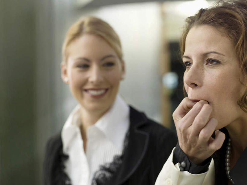 西方人,两个人,伙伴,同事,朋友,商务人士,商务女性,站,笑,微笑,露齿笑,横图,室内,白天,正面,友谊,成功,合作,团队,集体,信心,欧洲,欧洲人,套装,朦胧,模糊,注视,队伍,观察,看,站着,手指,含,观看,察看,领导,成就,关注,商务装,合伙,领袖,工薪阶层,友情,女人,女性,中年女性,白种人,白领,上班族,站立,半身,彩图