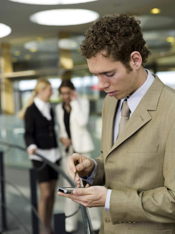 西方人,三个人,同事,商务人士,商务男性,商务女性,栏杆,站,打电话,竖图,室内,白天,正面,衬衫,成功,合作,团队,集体,信心,电话,手机,欧洲,欧洲人,套装,朦胧,模糊,围栏,走道,走廊,过道,拿,拿着,注视,通讯设备,队伍,护栏,观察,看,站着,观看,察看,领导,成就,关注,商务装,合伙,领袖,工薪阶层,交流,男人,男性,女人,女性,中年男性,中年女性,白种人,白领,上班族,沟通,通话,站立,半身,彩图,衬衣