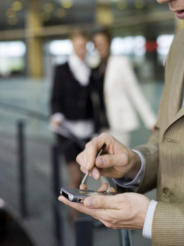 西方人,三个人,同事,商务人士,商务男性,商务女性,栏杆,站,打电话,竖图,室内,白天,正面,衬衫,成功,合作,团队,集体,信心,电话,手机,欧洲,欧洲人,套装,朦胧,模糊,围栏,走道,走廊,过道,拿,拿着,注视,通讯设备,队伍,护栏,观察,看,站着,观看,察看,领导,成就,关注,商务装,合伙,领袖,工薪阶层,交流,男人,男性,女人,女性,中年男性,中年女性,白种人,白领,上班族,沟通,通话,站立,半身,彩图,衬衣