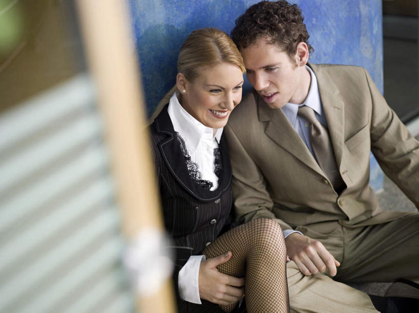 西方人,两个人,同事,商务人士,商务女性,办公室,坐,笑,说,微笑,露齿笑,横图,俯视,室内,白天,成功,合作,团队,集体,信心,欧洲,欧洲人,套装,朦胧,模糊,走道,走廊,过道,注视,队伍,观察,看,观看,察看,领导,成就,关注,商务装,合伙,领袖,工薪阶层,交流,男人,男性,女人,女性,中年男性,中年女性,白种人,白领,上班族,沟通,讲话,交谈,说话,谈话,坐着,半身,彩图,高角度拍摄