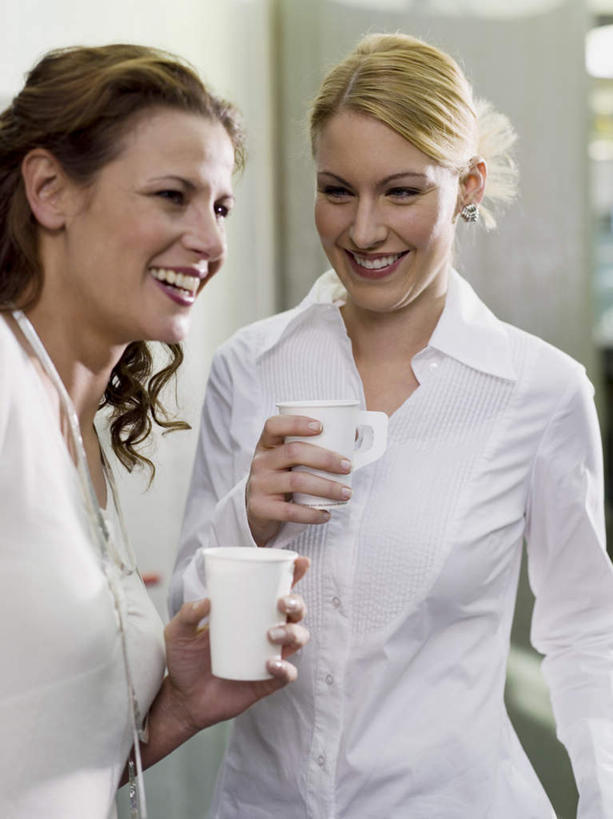 西方人,两个人,同事,商务人士,商务女性,办公室,站,笑,微笑,露齿笑,竖图,室内,白天,正面,成功,合作,团队,集体,信心,杯子,欧洲,欧洲人,套装,瓷器,走道,走廊,过道,咖啡杯,陶瓷制品,拿,拿着,注视,队伍,观察,看,站着,观看,察看,领导,成就,关注,瓷杯,商务装,合伙,领袖,工薪阶层,女人,女性,中年女性,白种人,白领,上班族,站立,半身,彩图