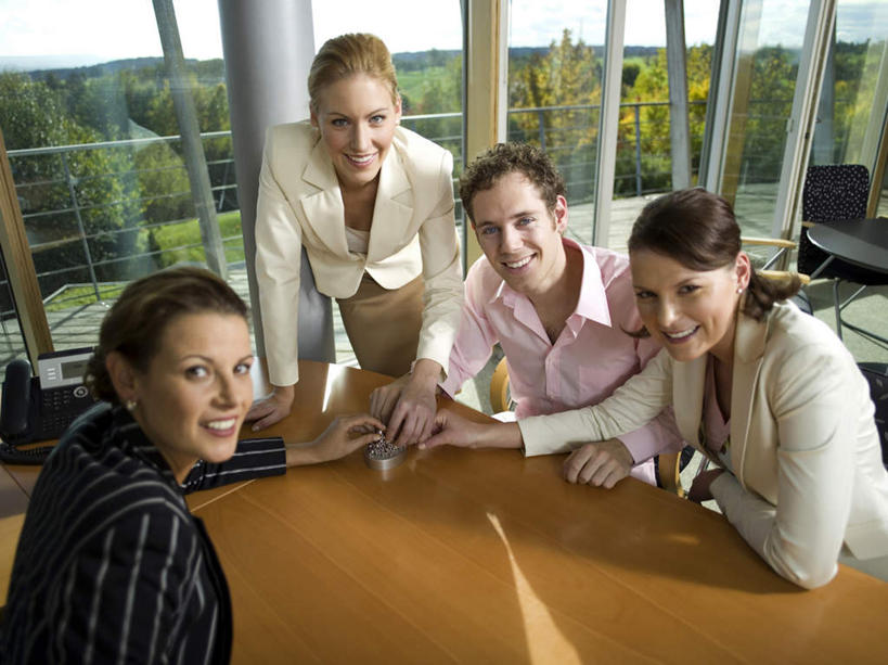 西方人,四个人,同事,商务人士,商务男性,商务女性,办公室,站,坐,笑,微笑,露齿笑,横图,俯视,室内,白天,衬衫,成功,合作,团队,集体,信心,窗户,桌子,欧洲,欧洲人,套装,磁铁,办公桌,拿,拿着,注视,队伍,玻璃窗,球,观察,看,站着,球体,观看,察看,领导,成就,关注,商务装,合伙,领袖,工薪阶层,男人,男性,女人,女性,中年男性,中年女性,白种人,白领,上班族,抬头,仰头,站立,坐着,半身,彩图,高角度拍摄,衬衣