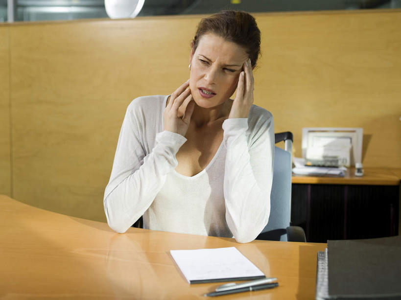 西方人,一个人,商务人士,商务女性,办公室,坐,摸,横图,室内,白天,正面,桌子,欧洲,欧洲人,仅一个女性,仅一个人,抚摸,套装,办公桌,记事本,注视,本子,笔记本,观察,看,仅一个中年女性,疼痛,观看,察看,关注,商务装,工薪阶层,女人,女性,中年女性,白种人,白领,上班族,触摸,接触,坐着,半身,彩图