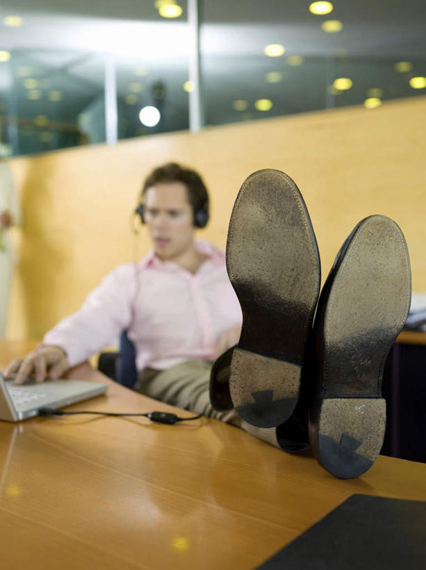 西方人,一个人,商务人士,商务男性,办公室,坐,竖图,室内,白天,正面,衬衫,通讯,客服,电脑,笔记本电脑,键盘,桌子,欧洲,欧洲人,仅一个男性,仅一个人,仅一个中年男性,套装,朦胧,模糊,网络,信息,办公桌,灯光,话务员,抬腿,注视,通讯设备,顶灯,灯,耳机,耳麦,话筒,灯具,观察,看,服务,通信,观看,协调,察看,无线,麦克风,头戴式耳麦,照明设备,关注,销售,通信设备,商务装,无线网络,无线上网,便携式电脑,工薪阶层,客服人员,电话销售,接待员,按键,手提电脑,男人,男性,中年男性,白种人,白领,接线员,上班族,坐着,半身,彩图,衬衣,头戴式耳机