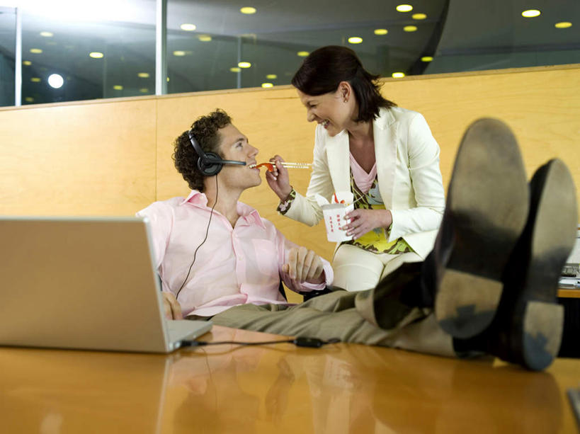 西方人,两个人,同事,商务人士,商务男性,商务女性,办公室,站,坐,笑,吃,微笑,露齿笑,横图,室内,白天,正面,衬衫,成功,合作,团队,集体,信心,电脑,笔记本电脑,筷子,桌子,餐具,欧洲,欧洲人,套装,朦胧,模糊,网络,办公桌,灯光,食品,拿,拿着,抬腿,注视,文化,通讯设备,传统,队伍,顶灯,灯,盒子,食物,包装盒,灯具,观察,看,站着,面对面,喂,观看,礼节,察看,无线,领导,照明设备,成就,关注,礼仪,通信设备,商务装,无线网络,合伙,领袖,无线上网,便携式电脑,工薪阶层,手提电脑,男人,男性,女人,女性,中年男性,中年女性,白种人,白领,上班族,进餐用具,食,站立,坐着,半身,彩图,衬衣