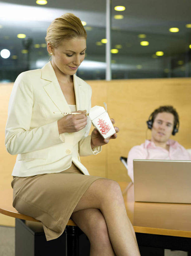 西方人,两个人,同事,商务人士,商务男性,商务女性,办公室,站,坐,笑,微笑,竖图,室内,白天,正面,衬衫,成功,合作,团队,集体,信心,电脑,笔记本电脑,筷子,桌子,餐具,欧洲,欧洲人,套装,朦胧,模糊,网络,办公桌,灯光,食品,拿,拿着,抬腿,注视,文化,通讯设备,传统,队伍,顶灯,灯,盒子,食物,包装盒,灯具,观察,看,站着,观看,礼节,察看,无线,领导,照明设备,成就,关注,礼仪,通信设备,商务装,无线网络,合伙,领袖,无线上网,便携式电脑,工薪阶层,手提电脑,男人,男性,女人,女性,中年男性,中年女性,白种人,白领,上班族,进餐用具,站立,坐着,半身,彩图,衬衣