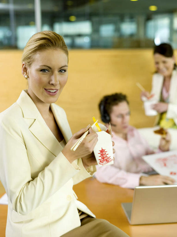 西方人,三个人,同事,商务人士,商务男性,商务女性,办公室,站,坐,笑,微笑,露齿笑,竖图,室内,白天,正面,衬衫,成功,合作,团队,集体,信心,电脑,笔记本电脑,筷子,桌子,餐具,欧洲,欧洲人,套装,朦胧,模糊,网络,办公桌,灯光,食品,拿,拿着,注视,文化,通讯设备,传统,队伍,顶灯,灯,盒子,食物,包装盒,灯具,观察,看,站着,观看,礼节,察看,无线,领导,照明设备,成就,关注,礼仪,通信设备,商务装,无线网络,合伙,领袖,无线上网,便携式电脑,工薪阶层,手提电脑,男人,男性,女人,女性,中年男性,中年女性,白种人,白领,上班族,进餐用具,站立,坐着,半身,彩图,衬衣