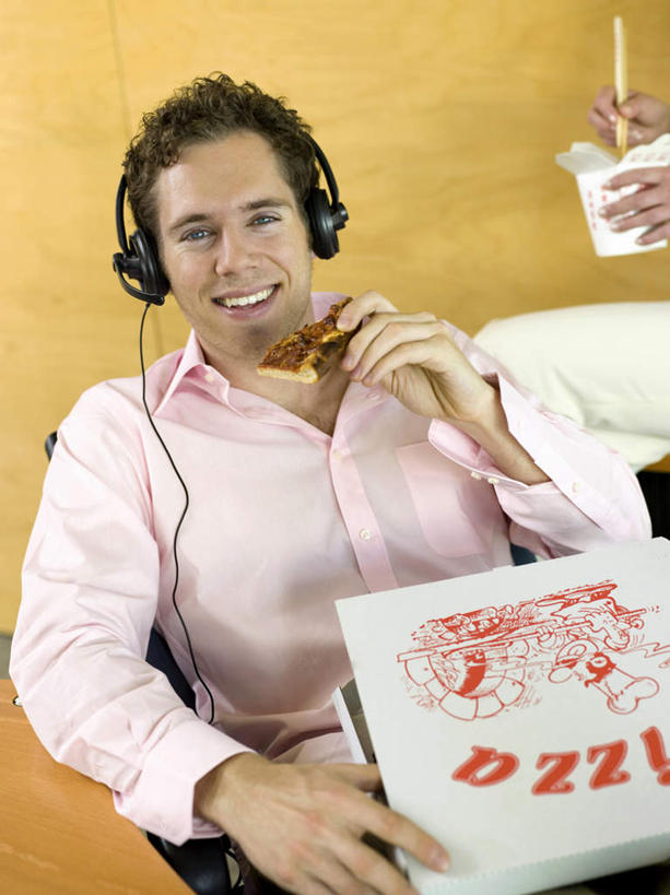 西方人,两个人,同事,商务人士,商务男性,商务女性,办公室,站,坐,笑,微笑,露齿笑,竖图,室内,白天,正面,衬衫,烹饪,西餐,通讯,成功,合作,团队,集体,信心,客服,筷子,桌子,餐具,欧洲,欧洲人,套装,信息,办公桌,料理,食品,披萨,拿,话务员,拿着,注视,文化,传统,队伍,菜肴,美食,食物,耳机,耳麦,话筒,观察,看,站着,西式,服务,通信,佳肴,观看,礼节,协调,察看,麦克风,领导,头戴式耳麦,比萨,成就,关注,销售,礼仪,商务装,合伙,领袖,工薪阶层,垃圾食品,客服人员,电话销售,意大利薄饼,接待员,男人,男性,女人,女性,中年男性,中年女性,白种人,白领,接线员,上班族,进餐用具,站立,坐着,半身,彩图,衬衣,头戴式耳机