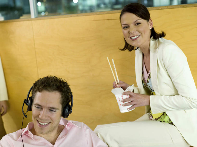 西方人,三个人,同事,商务人士,商务男性,商务女性,办公室,站,坐,笑,微笑,露齿笑,横图,室内,白天,正面,衬衫,烹饪,西餐,通讯,成功,合作,团队,集体,信心,客服,筷子,桌子,餐具,欧洲,欧洲人,套装,信息,办公桌,料理,食品,披萨,拿,话务员,拿着,注视,文化,传统,队伍,菜肴,美食,食物,耳机,耳麦,话筒,观察,看,站着,西式,服务,通信,佳肴,观看,礼节,协调,察看,麦克风,领导,头戴式耳麦,比萨,成就,关注,销售,礼仪,商务装,合伙,领袖,工薪阶层,垃圾食品,客服人员,电话销售,意大利薄饼,接待员,男人,男性,女人,女性,中年男性,中年女性,白种人,白领,接线员,上班族,进餐用具,站立,坐着,半身,彩图,衬衣,头戴式耳机