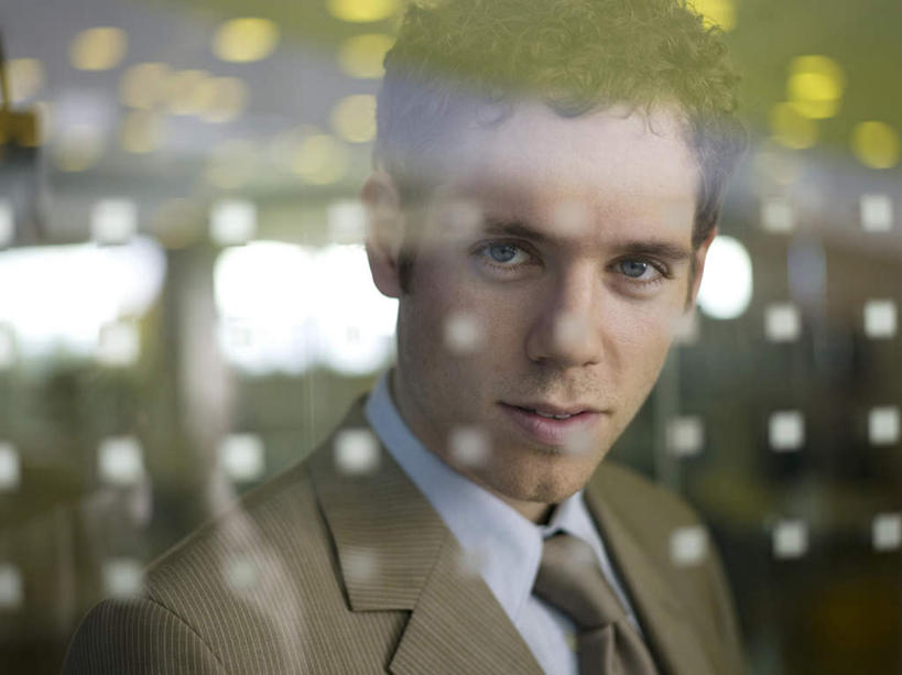 西方人,脸,头,脸颊,一个人,商务人士,商务男性,办公室,站,横图,室内,特写,白天,正面,衬衫,窗户,欧洲,欧洲人,仅一个男性,仅一个人,仅一个中年男性,套装,朦胧,模糊,灯光,注视,顶灯,肩膀,玻璃窗,灯,灯具,观察,看,站着,观看,察看,照明设备,关注,商务装,工薪阶层,男人,男性,中年男性,白种人,头部,脸部,脸蛋,面部,白领,上班族,站立,半身,彩图,衬衣