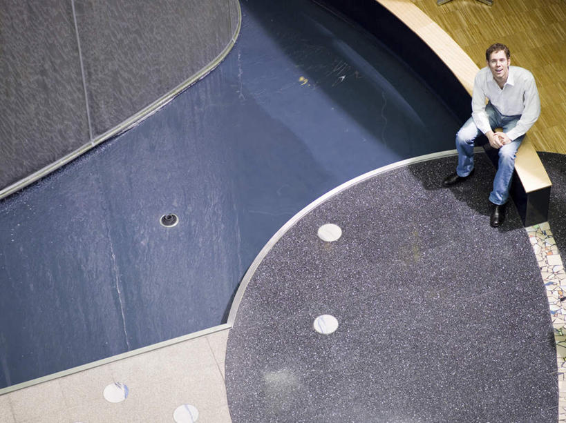 西方人,一个人,商务人士,商务男性,办公室,坐,笑,微笑,露齿笑,横图,俯视,室内,白天,衬衫,欧洲,欧洲人,仅一个男性,仅一个人,仅一个中年男性,套装,走道,走廊,过道,注视,观察,看,观看,察看,关注,商务装,工薪阶层,男人,男性,中年男性,白种人,白领,上班族,抬头,仰头,坐着,彩图,高角度拍摄,全身,衬衣