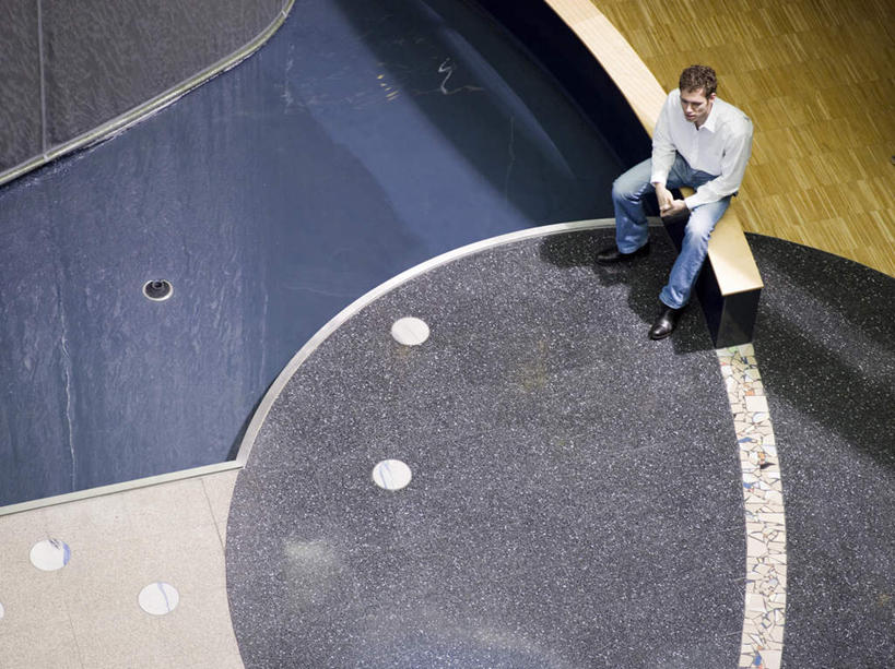 西方人,一个人,商务人士,商务男性,坐,横图,俯视,室内,白天,衬衫,欧洲,欧洲人,仅一个男性,仅一个人,仅一个中年男性,套装,注视,观察,看,观看,察看,关注,商务装,工薪阶层,男人,男性,中年男性,白种人,白领,上班族,坐着,彩图,高角度拍摄,全身,衬衣