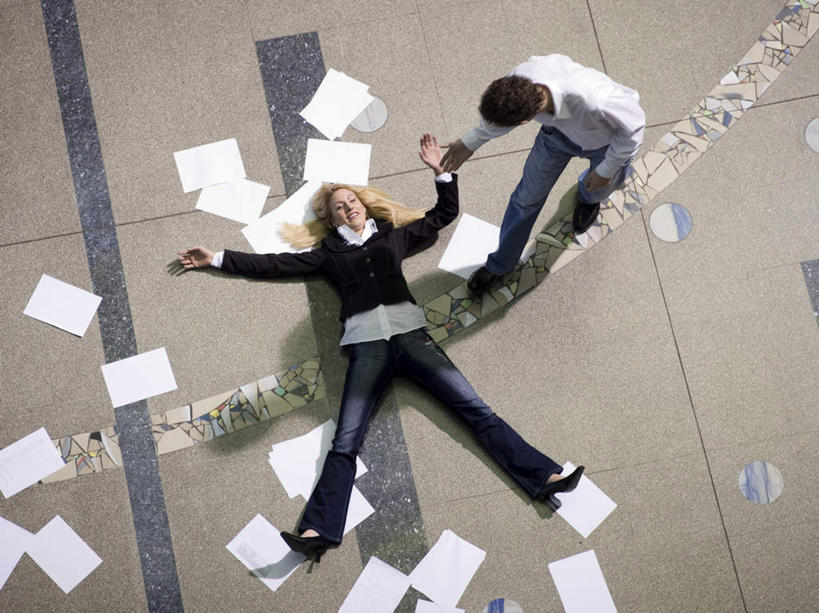 西方人,两个人,同事,商务人士,商务男性,商务女性,办公室,站,躺,笑,微笑,露齿笑,横图,俯视,室内,白天,衬衫,成功,合作,团队,集体,信心,欧洲,欧洲人,套装,材料,瓷砖,档案,地砖,文件,走道,走廊,过道,地面,注视,队伍,资料,观察,看,站着,观看,察看,领导,成就,关注,文档,商务装,合伙,领袖,工薪阶层,男人,男性,女人,女性,中年男性,中年女性,白种人,白领,上班族,躺着,站立,彩图,高角度拍摄,全身,衬衣