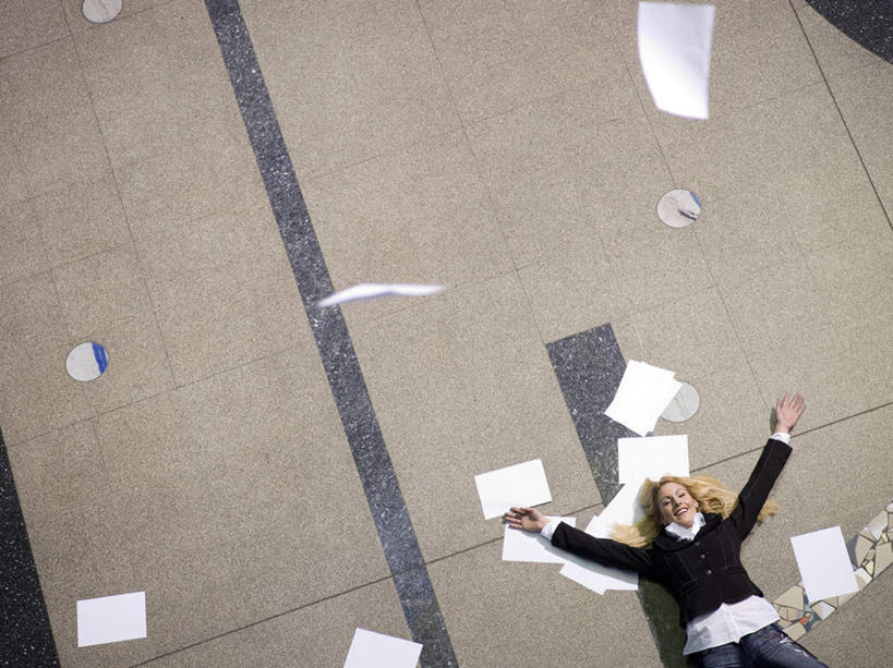 西方人,一个人,商务人士,商务女性,办公室,躺,伸展双臂,笑,微笑,露齿笑,横图,俯视,室内,白天,欧洲,欧洲人,仅一个女性,仅一个人,套装,材料,瓷砖,档案,地砖,文件,走道,走廊,过道,地面,资料,仅一个中年女性,文档,商务装,工薪阶层,女人,女性,中年女性,白种人,白领,上班族,敞开双臂,伸开双臂,躺着,展开双肩,张开手臂,张开双臂,半身,彩图,高角度拍摄