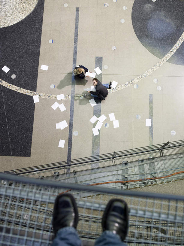 西方人,两个人,同事,商务人士,商务男性,商务女性,办公室,站,坐,笑,微笑,露齿笑,竖图,俯视,室内,白天,衬衫,成功,合作,团队,集体,信心,欧洲,欧洲人,套装,材料,瓷砖,档案,地砖,文件,走道,走廊,过道,地面,拿,拿着,注视,队伍,资料,观察,看,站着,观看,察看,领导,成就,关注,文档,商务装,合伙,领袖,工薪阶层,男人,男性,女人,女性,中年男性,中年女性,白种人,白领,上班族,站立,坐着,半身,彩图,高角度拍摄,衬衣