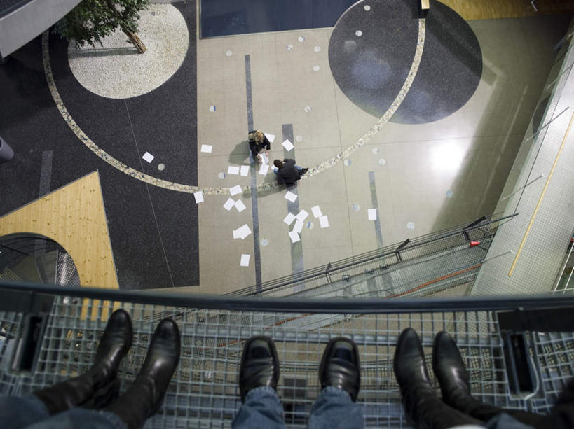 西方人,同事,商务人士,商务男性,商务女性,办公室,站,坐,笑,微笑,露齿笑,横图,俯视,室内,白天,衬衫,成功,合作,团队,集体,信心,欧洲,欧洲人,套装,材料,瓷砖,档案,地砖,文件,走道,走廊,过道,地面,许多人,拿,拿着,注视,队伍,资料,观察,看,站着,一群人,观看,整理,察看,领导,成就,关注,文档,商务装,合伙,领袖,工薪阶层,男人,男性,女人,女性,中年男性,中年女性,白种人,白领,上班族,站立,坐着,半身,彩图,高角度拍摄,衬衣