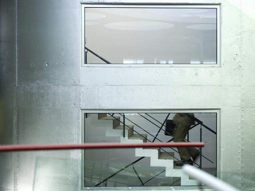 西方人,一个人,商务人士,商务男性,办公室,栏杆,站,横图,室内,白天,侧面,衬衫,楼梯,门,欧洲,欧洲人,仅一个男性,仅一个人,仅一个中年男性,套装,包,扶手,公文包,阶梯,拿,拿着,注视,护栏,台阶,门框,观察,看,站着,公事包,观看,察看,关注,商务装,工薪阶层,男人,男性,中年男性,白种人,白领,上班族,站立,彩图,全身,衬衣