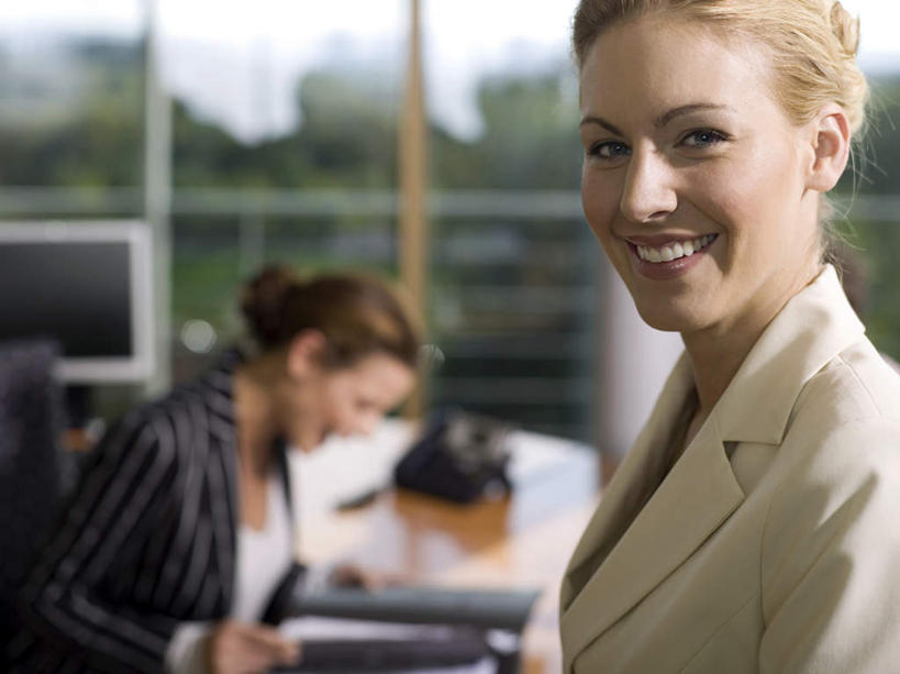 西方人,两个人,同事,商务人士,商务女性,办公室,站,坐,笑,微笑,露齿笑,横图,室内,白天,侧面,成功,合作,团队,集体,信心,窗户,桌子,欧洲,欧洲人,套装,材料,档案,文件,办公桌,拿,拿着,注视,队伍,玻璃窗,资料,观察,看,站着,观看,察看,领导,成就,关注,文档,商务装,合伙,领袖,工薪阶层,女人,女性,中年女性,白种人,白领,上班族,站立,坐着,半身,彩图