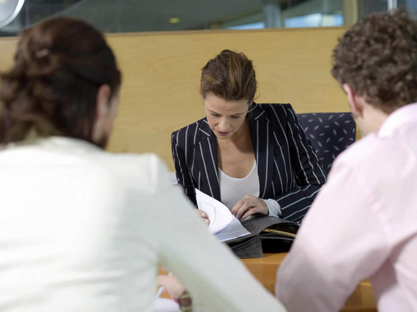 西方人,背部,三个人,同事,商务人士,商务男性,商务女性,办公室,坐,横图,室内,白天,正面,衬衫,成功,合作,团队,集体,信心,桌子,欧洲,欧洲人,套装,材料,档案,文件,办公桌,拿,拿着,注视,队伍,资料,观察,看,观看,察看,领导,成就,关注,文档,商务装,合伙,领袖,工薪阶层,男人,男性,女人,女性,中年男性,中年女性,白种人,白领,上班族,坐着,半身,彩图,衬衣