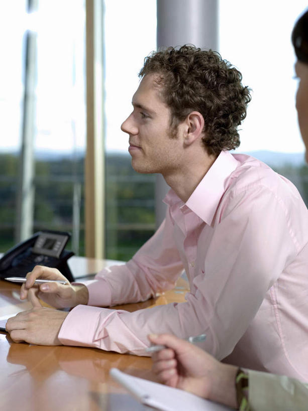 西方人,两个人,同事,商务人士,商务男性,商务女性,办公室,坐,竖图,室内,白天,侧面,衬衫,成功,合作,团队,集体,信心,窗户,桌子,欧洲,欧洲人,套装,笔,办公桌,办公用品,记事本,圆珠笔,拿,拿着,注视,队伍,玻璃窗,文具,本子,笔记本,学习用品,观察,看,观看,文具用品,察看,领导,成就,关注,商务装,合伙,领袖,工薪阶层,男人,男性,女人,女性,中年男性,中年女性,白种人,白领,上班族,坐着,半身,彩图,衬衣