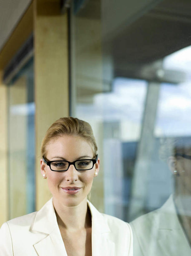 西方人,一个人,商务人士,商务女性,办公室,站,笑,微笑,竖图,室内,白天,正面,窗户,欧洲,欧洲人,仅一个女性,仅一个人,戴,套装,眼镜,注视,玻璃窗,观察,看,站着,仅一个中年女性,观看,察看,关注,商务装,近视眼镜,工薪阶层,女人,女性,中年女性,白种人,白领,上班族,站立,半身,彩图