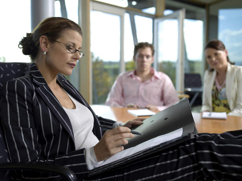 西方人,两个人,同事,商务人士,商务男性,商务女性,办公室,坐,说,横图,室内,白天,正面,衬衫,成功,合作,团队,集体,信心,窗户,桌子,欧洲,欧洲人,戴,套装,材料,档案,文件,眼镜,办公桌,拿,拿着,注视,队伍,玻璃窗,资料,观察,看,观看,察看,领导,成就,关注,文档,商务装,合伙,领袖,近视眼镜,工薪阶层,交流,男人,男性,女人,女性,中年男性,中年女性,白种人,白领,上班族,沟通,讲话,交谈,说话,谈话,坐着,半身,彩图,衬衣