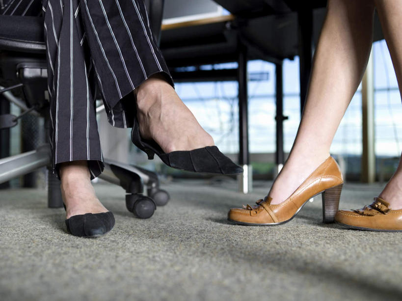 西方人,两个人,同事,商务人士,商务女性,办公室,坐,横图,俯视,室内,白天,成功,合作,团队,集体,信心,窗户,地毯,桌子,欧洲,欧洲人,套装,装饰,编织,手工艺品,办公桌,织物,二郎腿,队伍,玻璃窗,工艺品,华丽,修饰,点缀,领导,成就,商务装,合伙,领袖,工薪阶层,衬托,美观,雅致,雅观,女人,女性,中年女性,白种人,白领,上班族,坐着,半身,彩图,高角度拍摄,皮鞋