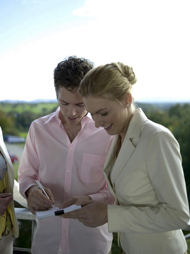 西方人,三个人,商务人士,商务男性,商务女性,办公室,露台,站,竖图,室外,白天,正面,衬衫,阳台,欧洲,欧洲人,套装,笔,云,云朵,办公用品,记事本,圆珠笔,拿,云彩,拿着,注视,文具,蓝色,白云,蓝天,天空,本子,笔记本,学习用品,天,观察,看,站着,晴朗,观看,文具用品,察看,关注,商务装,工薪阶层,男人,男性,女人,女性,中年男性,中年女性,白种人,白领,上班族,晴空,站立,半身,彩图,衬衣,露天阳台