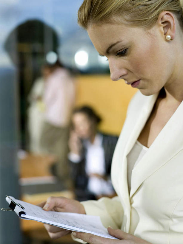 西方人,四个人,同事,商务人士,商务男性,商务女性,办公室,站,坐,竖图,室内,白天,侧面,衬衫,成功,合作,团队,集体,信心,窗户,桌子,欧洲,欧洲人,套装,朦胧,模糊,办公桌,记事本,拿,拿着,注视,队伍,玻璃窗,本子,笔记本,观察,看,站着,观看,察看,领导,成就,关注,商务装,合伙,领袖,工薪阶层,男人,男性,女人,女性,中年男性,中年女性,白种人,白领,上班族,站立,坐着,半身,彩图,衬衣