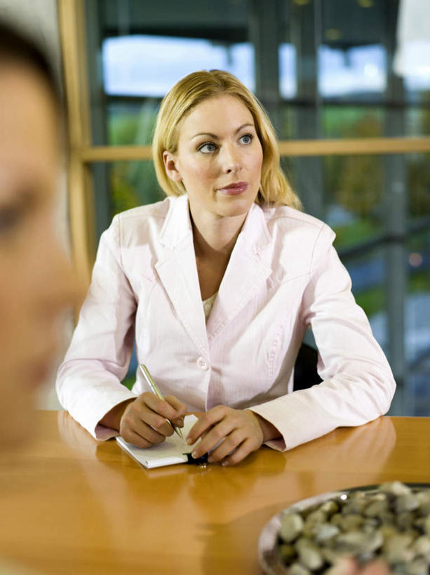 西方人,背部,两个人,同事,商务人士,商务女性,办公室,坐,竖图,室内,白天,正面,成功,合作,团队,集体,信心,窗户,桌子,欧洲,欧洲人,套装,朦胧,模糊,笔,材料,档案,文件,办公桌,办公用品,圆珠笔,拿,拿着,注视,队伍,玻璃窗,文具,学习用品,资料,观察,回头,看,转头,观看,文具用品,察看,领导,成就,关注,文档,商务装,合伙,领袖,工薪阶层,女人,女性,中年女性,白种人,白领,上班族,坐着,半身,彩图