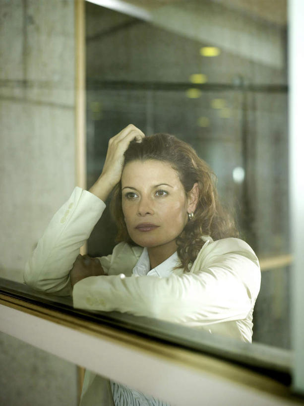 西方人,一个人,商务人士,商务女性,站,摸,竖图,室内,白天,正面,窗户,欧洲,欧洲人,仅一个女性,仅一个人,抚摸,套装,朦胧,模糊,注视,玻璃窗,观察,看,站着,仅一个中年女性,观看,察看,关注,商务装,工薪阶层,女人,女性,中年女性,白种人,白领,上班族,触摸,接触,站立,半身,彩图